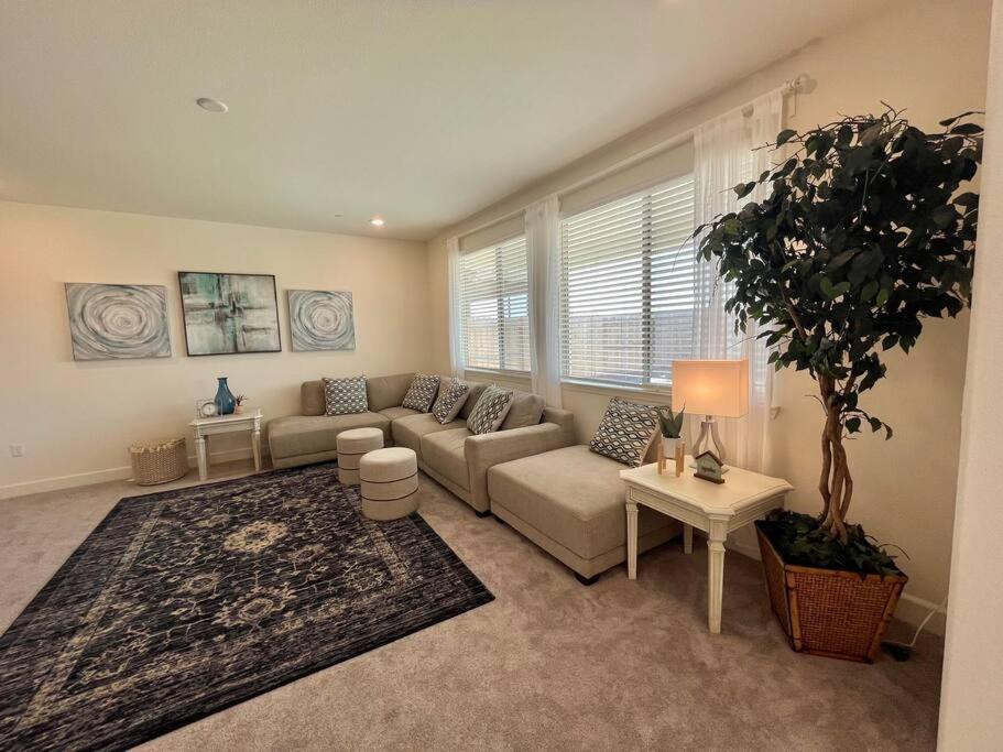 Brand-New, Beautiful & Stylish Home In Sacramento! Exterior photo