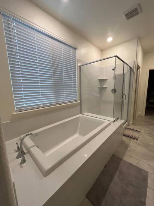 Brand-New, Beautiful & Stylish Home In Sacramento! Exterior photo