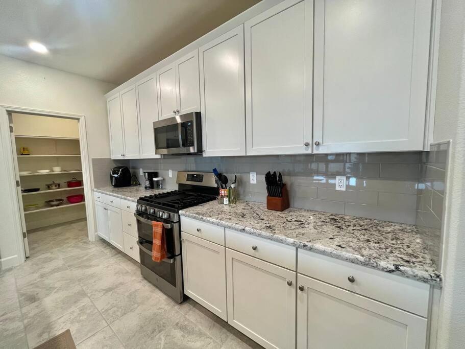 Brand-New, Beautiful & Stylish Home In Sacramento! Exterior photo